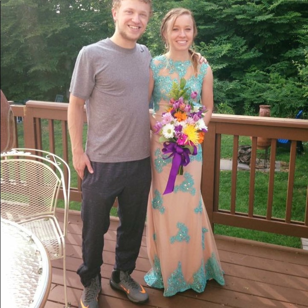 Tight/elegant prom dress with cut-out back